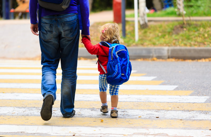 homme enfant sortie ecole   istock 9