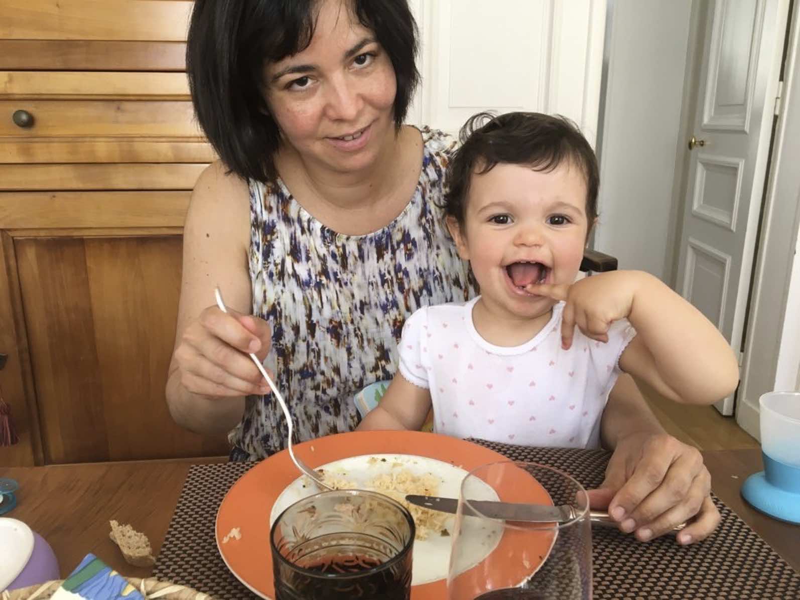 fillette mange avec sa maman