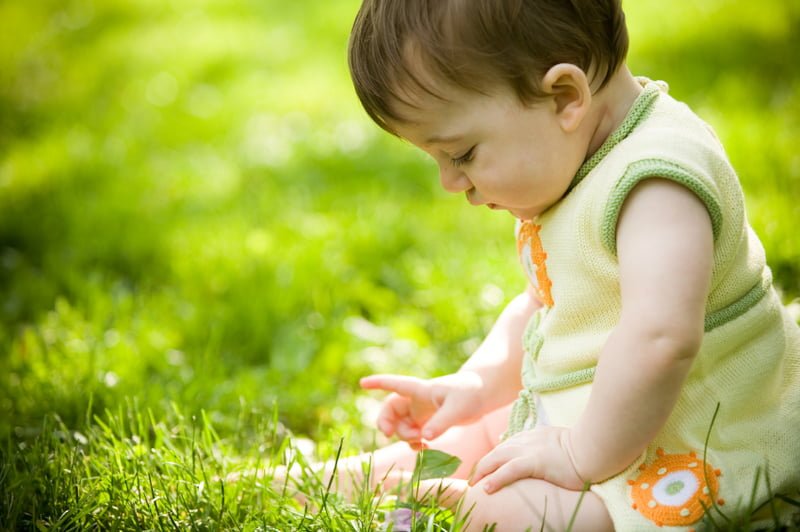 content enfant dans l herbe 0